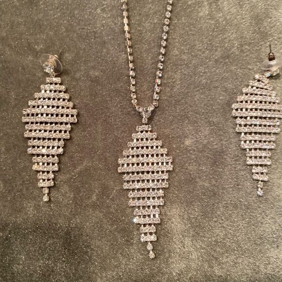 BOUTIQUE Rhinestone Raindrop Necklace and Earrings - Picture 3 of 8